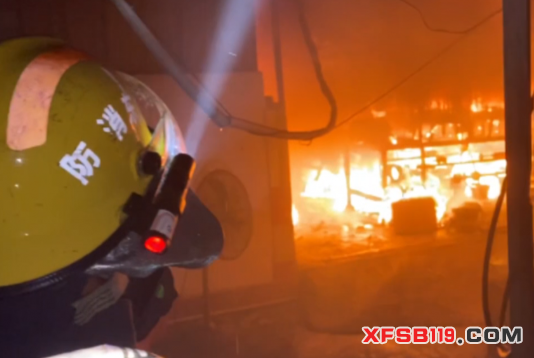 广东：纺织厂深夜突发大火，梅州消防紧急灭火